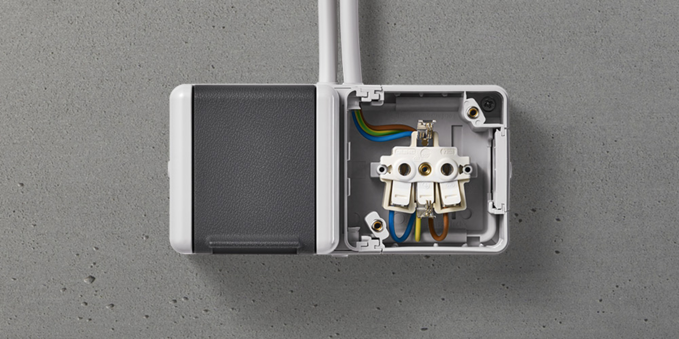 Doppelsteckdose mit Trennsteg bei MK Elektrotechnik Mete Karsli GmbH in Scheyern